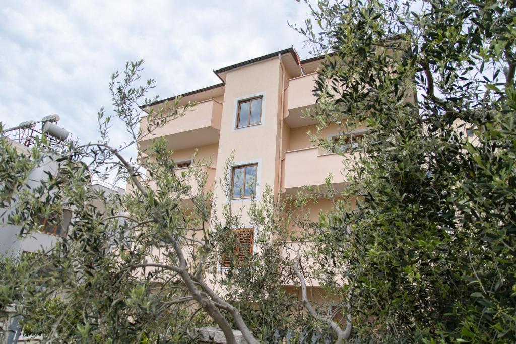 Budova, kde se aparthotel nachází