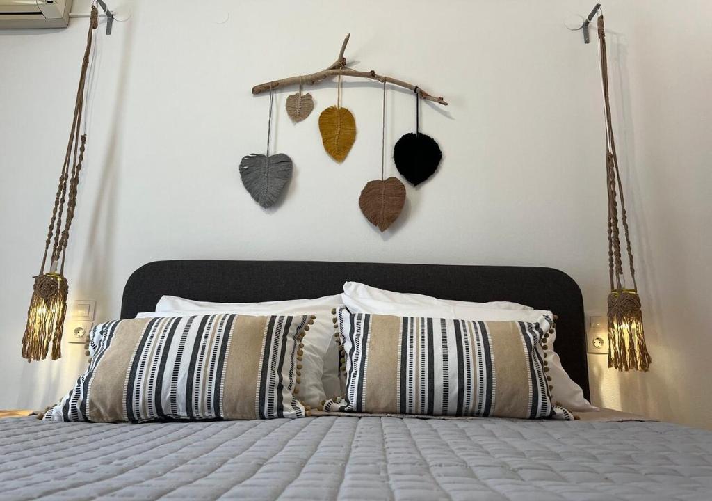 una camera da letto con un letto con cuori appesi al muro di Swallow's Nest Apartment a Paradisi