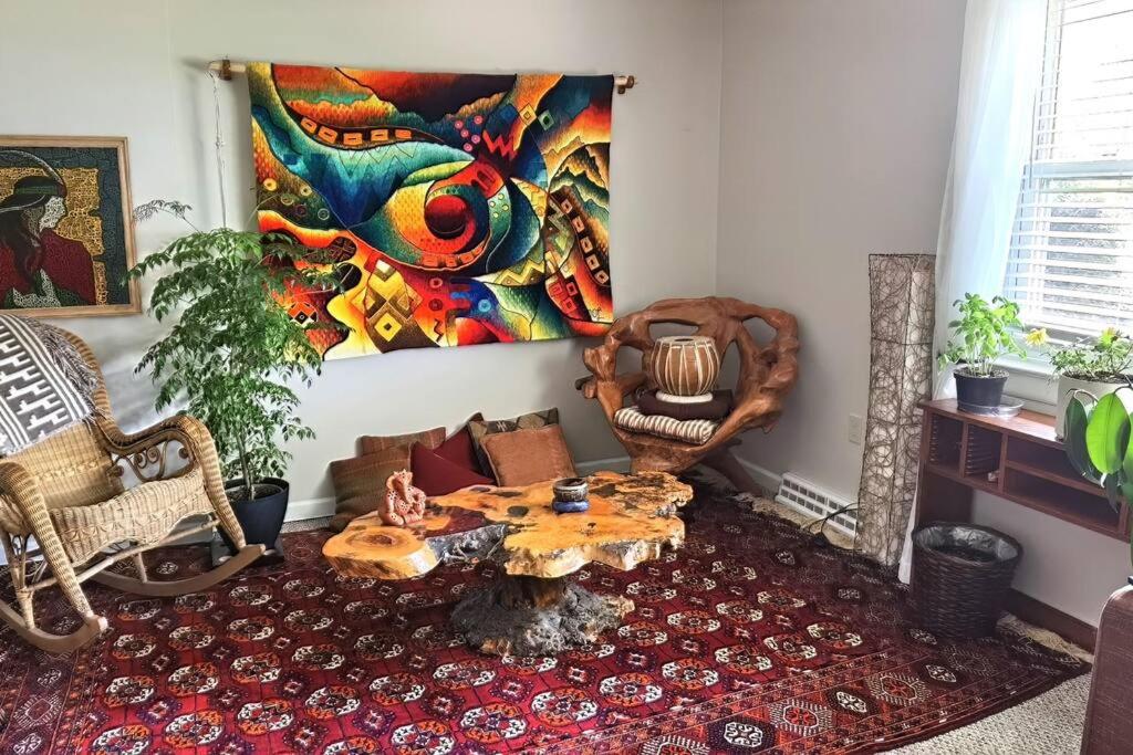 ein Wohnzimmer mit einem Tisch, Stühlen und einem Gemälde in der Unterkunft Artistic Home in Lewisburg in Lewisburg