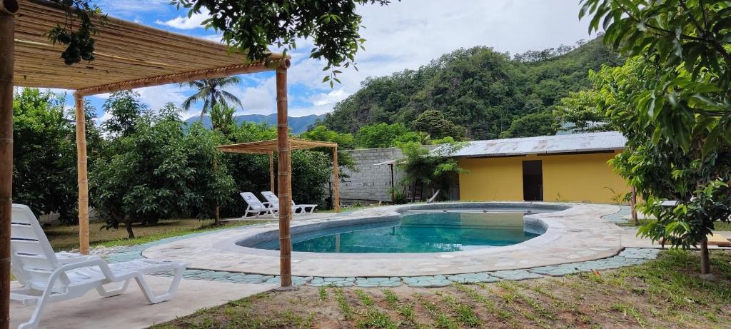 una piscina en un patio con una casa en Pampa Bella Lodge, en La Merced
