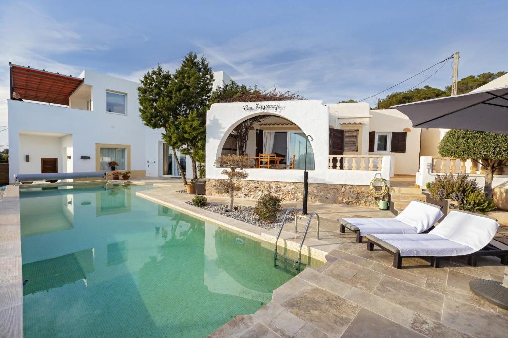 a villa with a swimming pool and a house at Villa Nubita in Sant Josep de Sa Talaia