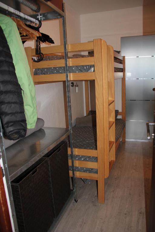 Pokój z kilkoma łóżkami piętrowymi w pokoju w obiekcie Au pied des pistes Côte 2000 - Le Balcon de Villard de Lans w mieście Villard-de-Lans