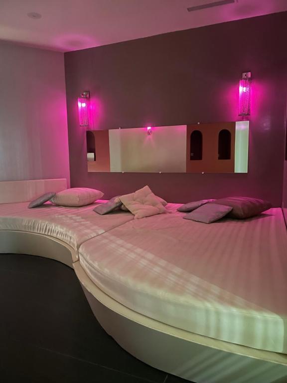 Postel nebo postele na pokoji v ubytování Oz'Inn Hôtel & Spa