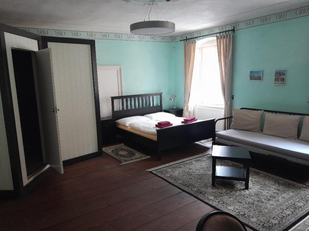 Posteľ alebo postele v izbe v ubytovaní Klášterní apartmány