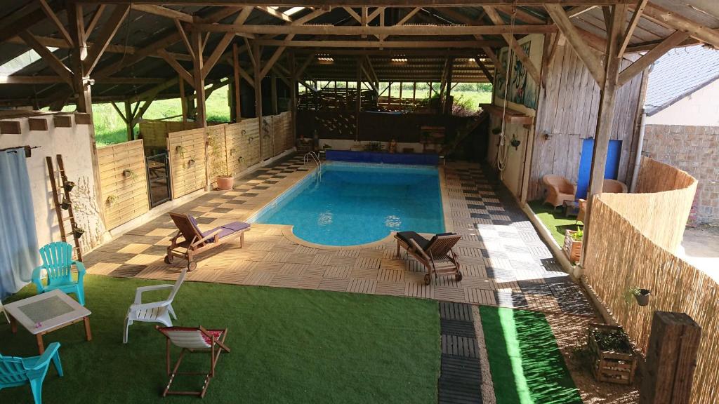 Una vista aérea de una piscina en una casa. en chambres d'hôtes proche saint Malo et mont saint Michel, en La Boussac