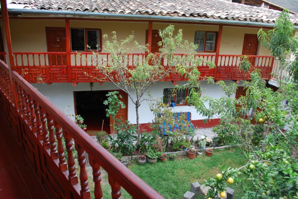- un balcon d'une maison avec des arbres et des plantes dans l'établissement Hospedaje La Ñusta, à Ollantaytambo