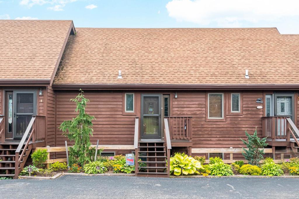 une maison brune avec un toit brun dans l'établissement Sunset Chalet 706, à McHenry