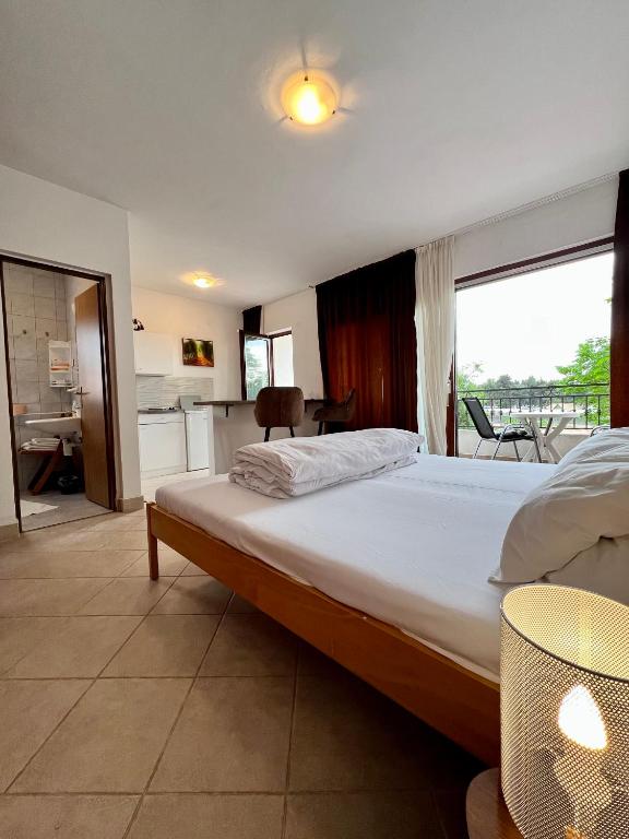 Łóżko lub łóżka w pokoju w obiekcie Rooms & Apartment Hegic