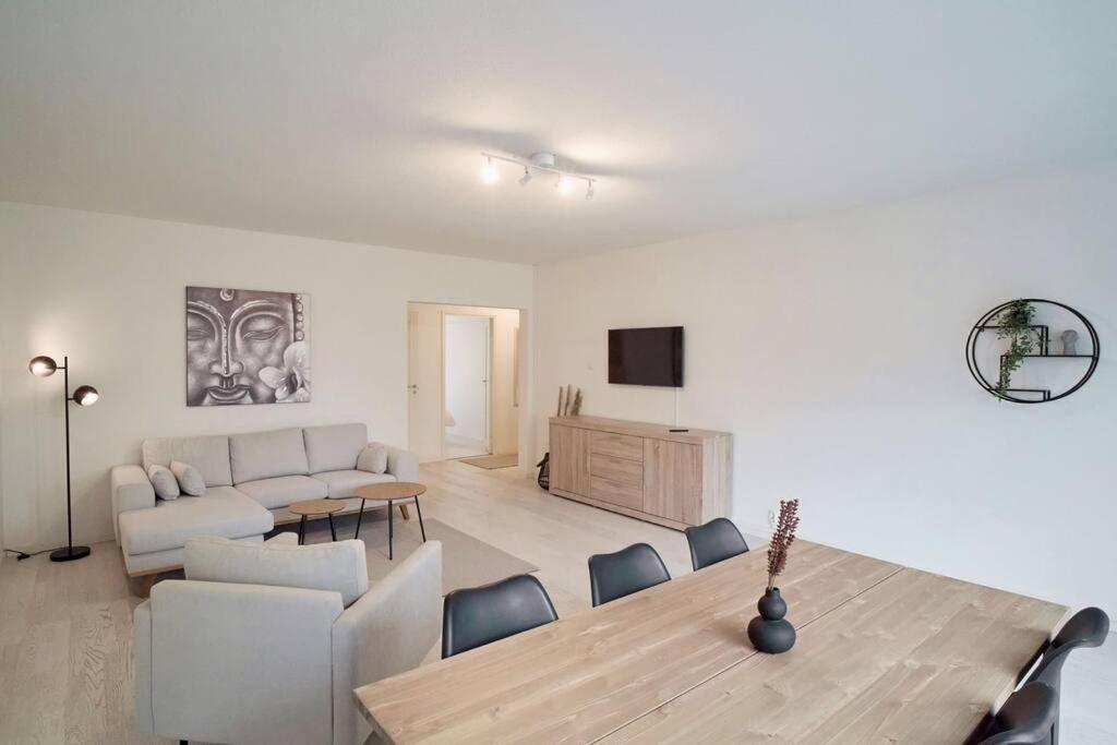 uma sala de estar com uma mesa e um sofá em Norden Homes Turku Central 2-Bedroom Apartment em Turku