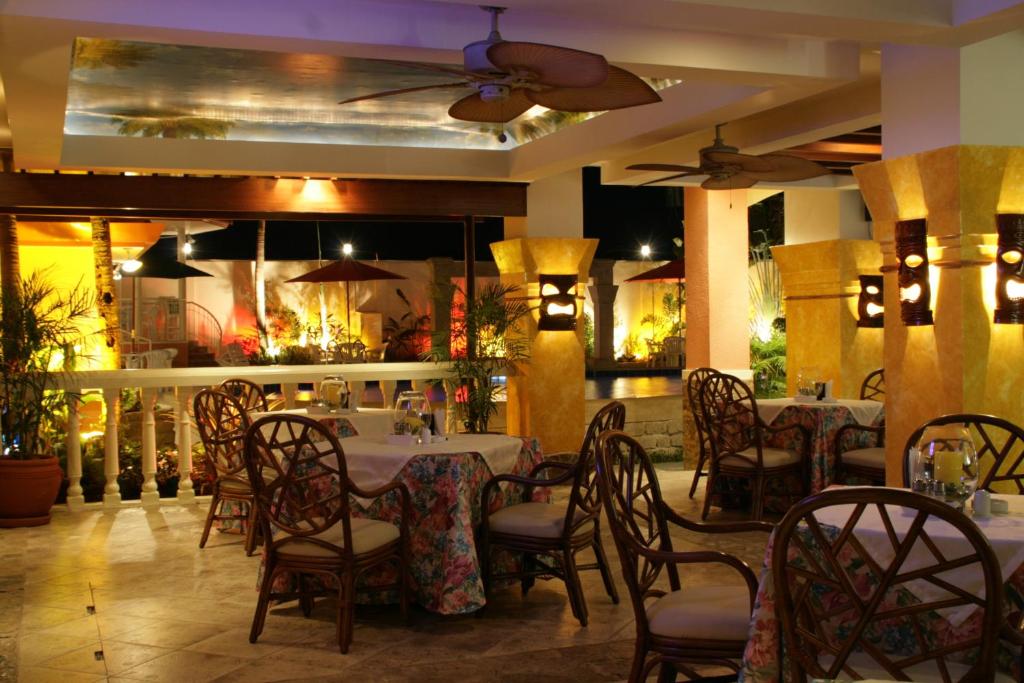 Restaurace v ubytování Pacific Breeze Hotel and Resort