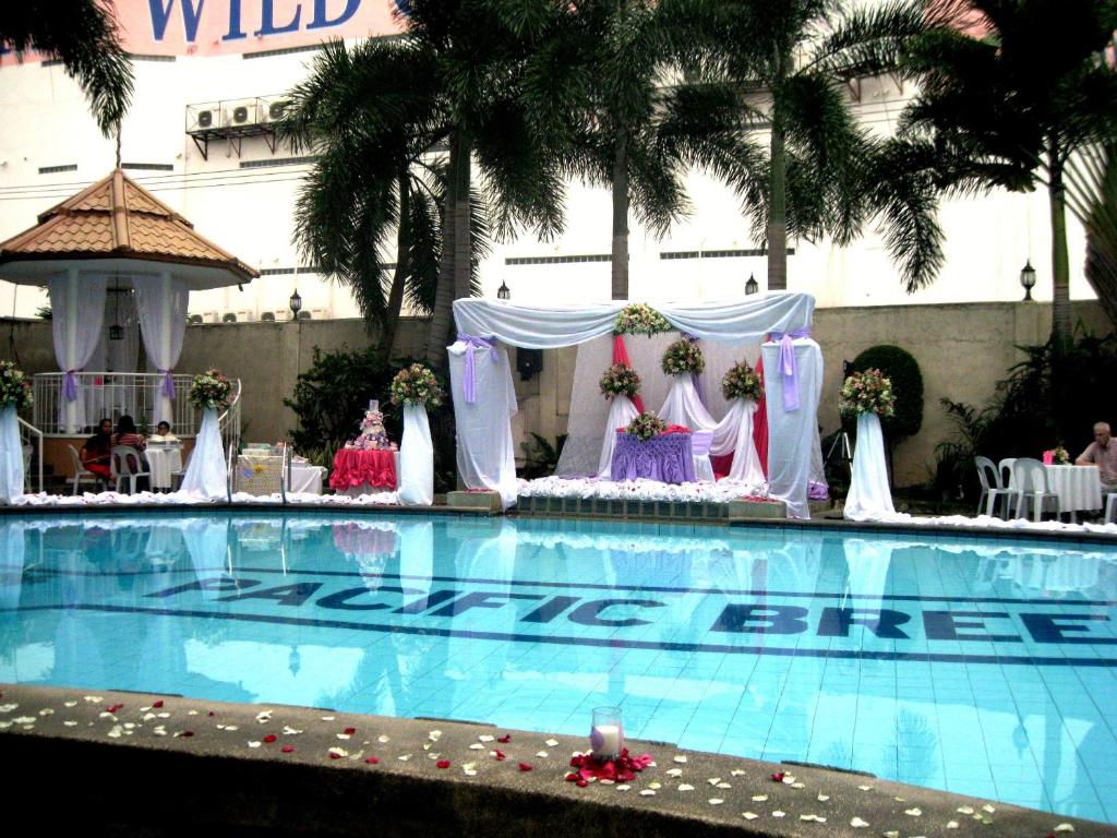 una boda organizada en una piscina en un hotel en Pacific Breeze Hotel and Resort, en Ángeles