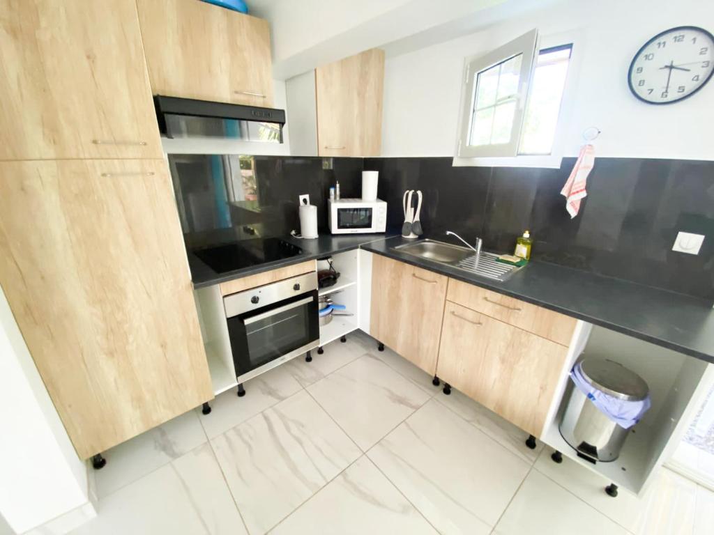 Kuchyň nebo kuchyňský kout v ubytování Plézi location F2 Océan, Trois-Ilets
