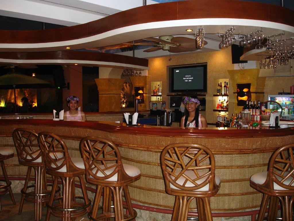 Lounge nebo bar v ubytování Pacific Breeze Hotel and Resort