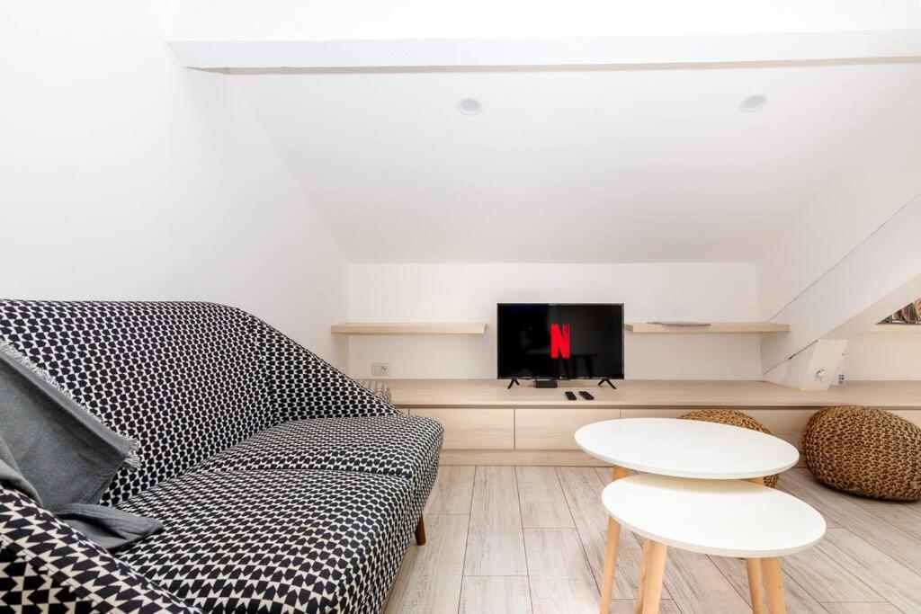 Televízia a/alebo spoločenská miestnosť v ubytovaní Luxury 3 Bd Aptment with Sea view