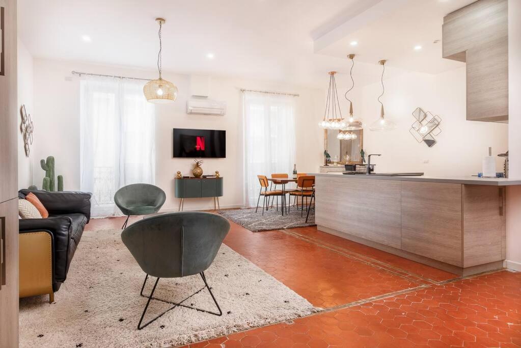 Televízia a/alebo spoločenská miestnosť v ubytovaní Luxury 3 Bd Aptment with Sea view