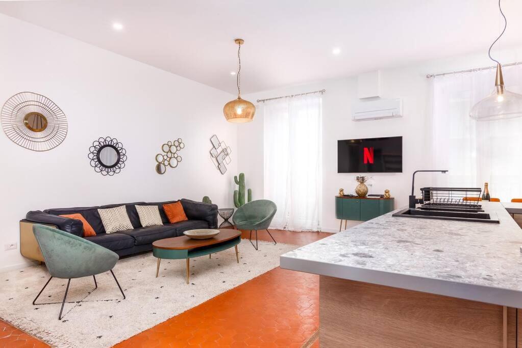 Televízia a/alebo spoločenská miestnosť v ubytovaní Luxury 3 Bd Aptment with Sea view