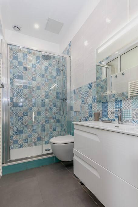 Kúpeľňa v ubytovaní Luxury 3 Bd Aptment with Sea view
