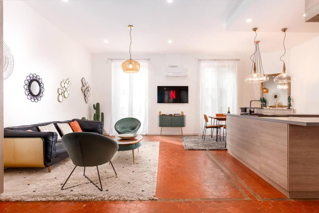 Televízia a/alebo spoločenská miestnosť v ubytovaní Luxury 3 Bd Aptment with Sea view