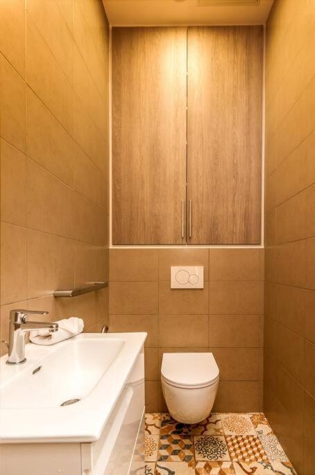 Kúpeľňa v ubytovaní Luxury 3 Bd Aptment with Sea view
