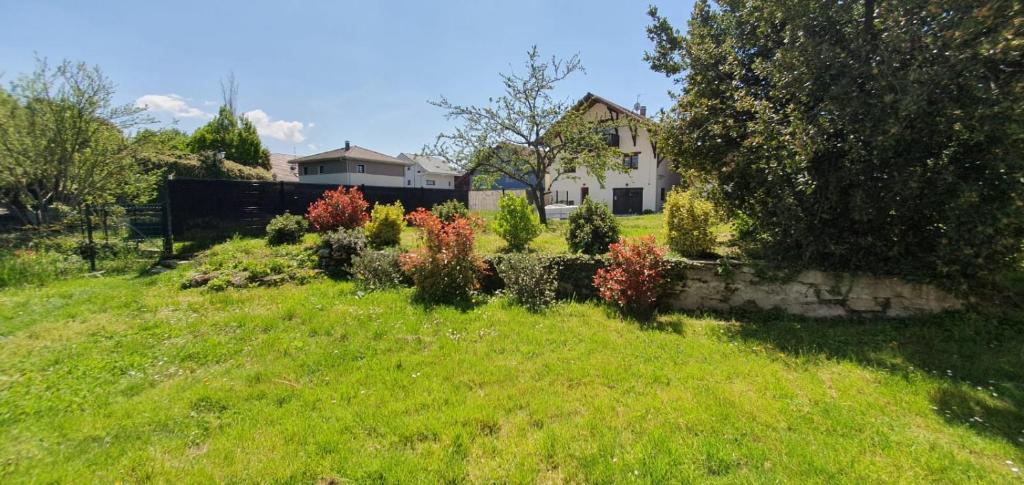 Vonkajšia záhrada v ubytovaní Duplex proche de Genève et du lac léman