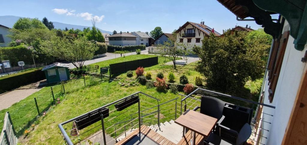a balcony with a view of a yard at Duplex proche de Genève et du lac léman in Veigy-Foncenex