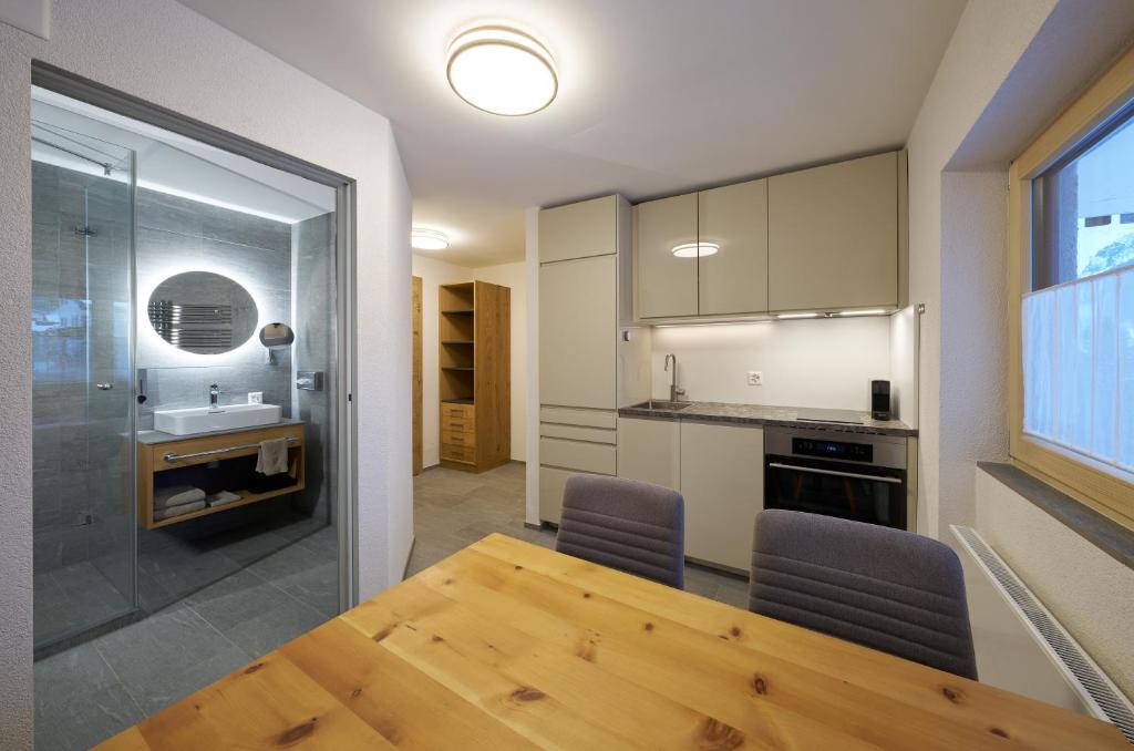 Kuchyň nebo kuchyňský kout v ubytování Aparthotel Grischuna