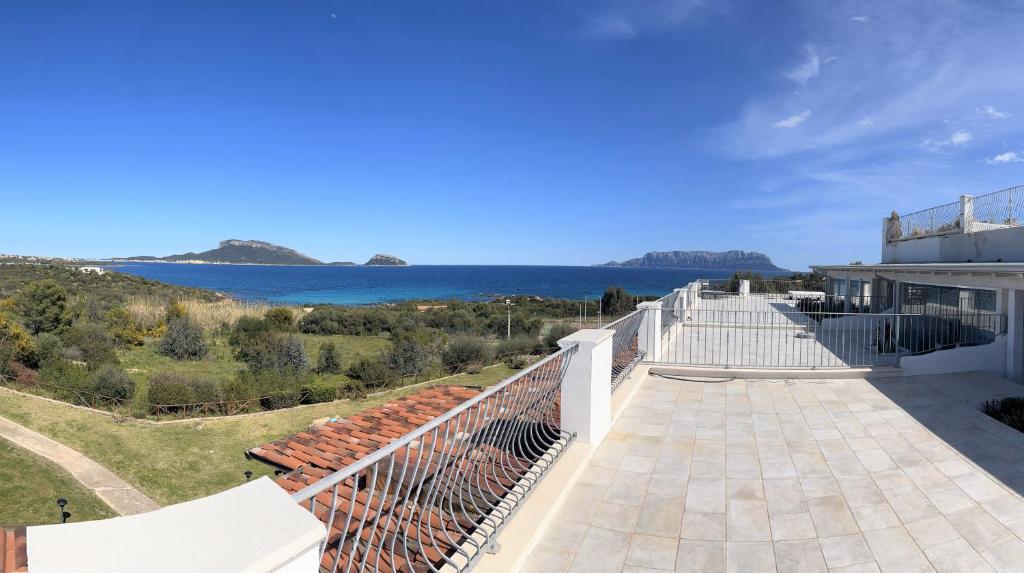 een balkon met uitzicht op de oceaan bij Luxury sea view home/4-min walk to beach in Marinella