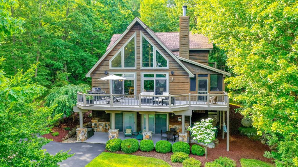 een luchtzicht op een huis met een terras bij Play-A-Way Chalet in McHenry