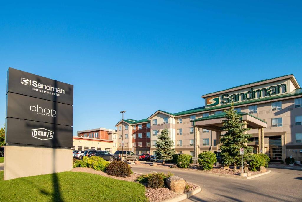 una señal frente a un edificio en Sandman Hotel & Suites Winnipeg Airport en Winnipeg