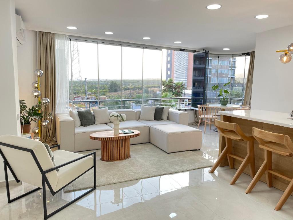 a living room with a couch and a table at Özel tasarımlı, merkezi konumda, lüks ev in Kaleköy
