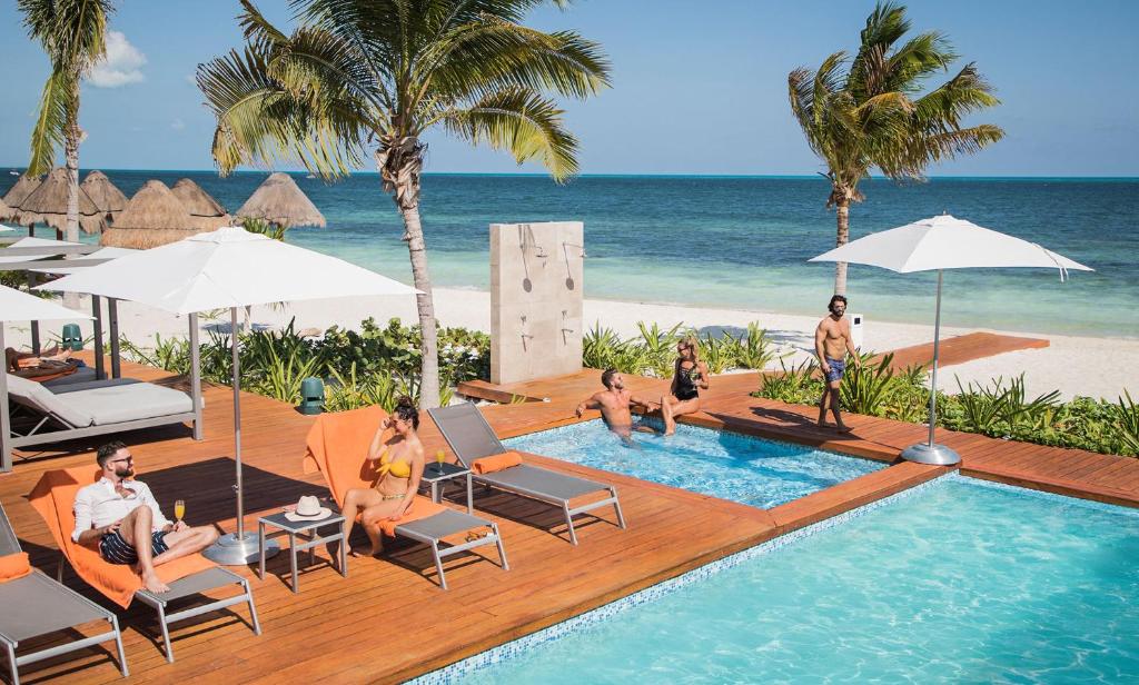 Swimmingpoolen hos eller tæt på Departamento de lujo con playa y marina en Cancun-La Amada