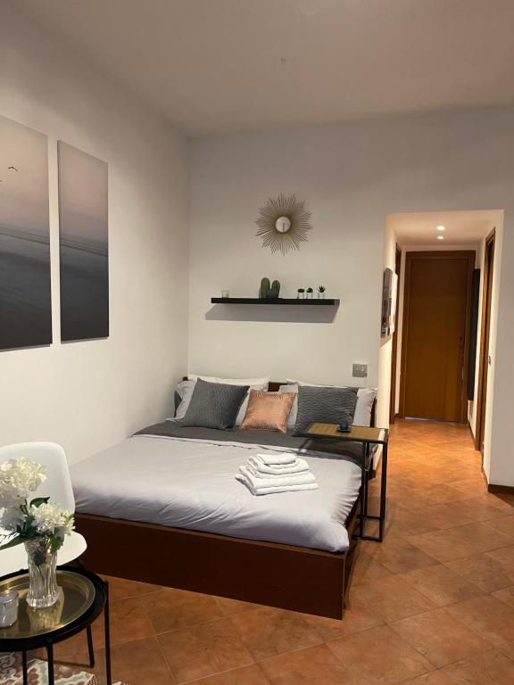 Avdkapartment في ميلانو: غرفة نوم مع سرير وغرفة معيشة