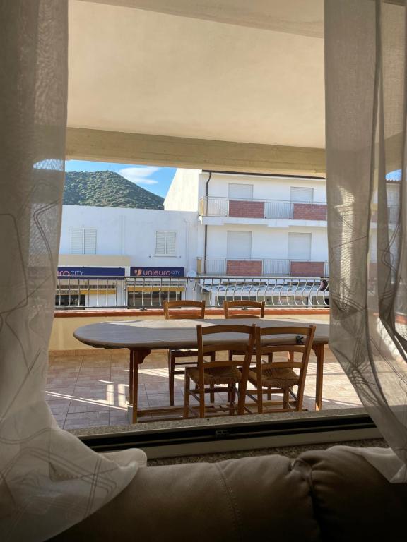 widok na stół i krzesła z okna w obiekcie La casa di Tonia w mieście La Caletta