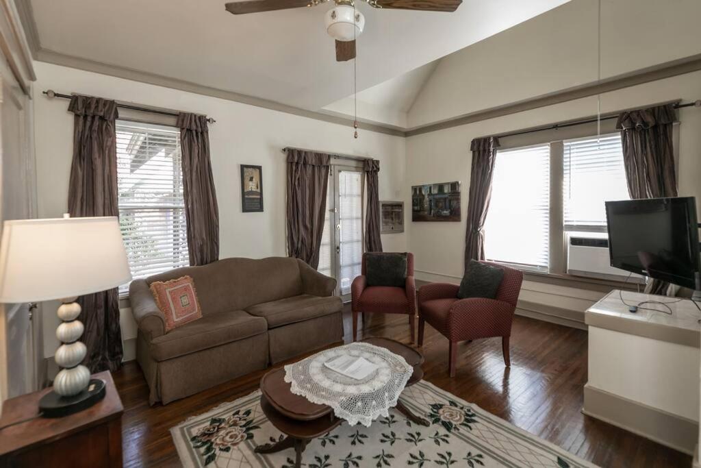een woonkamer met een bank en een tv bij Memphis Belvedere Suites Upper Queen loft 1 Bedroom in Memphis