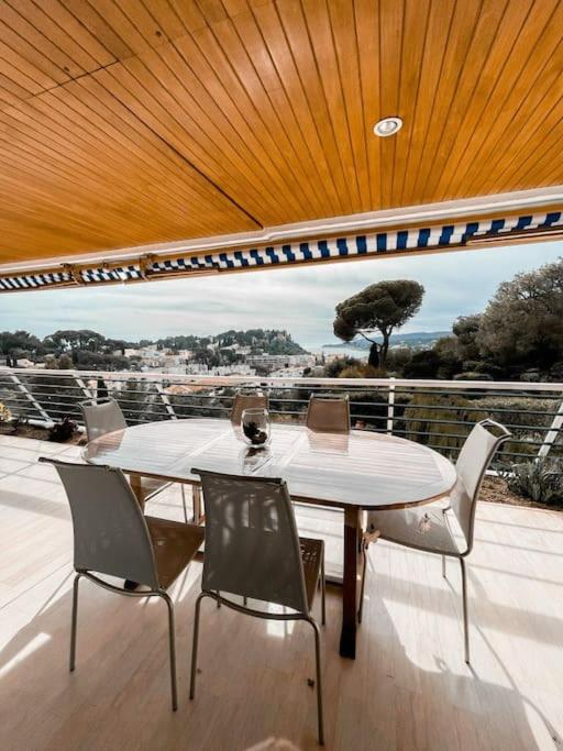 une table et des chaises sur un balcon avec vue dans l'établissement César - 4 prs - Parking - Wifi, à Cassis