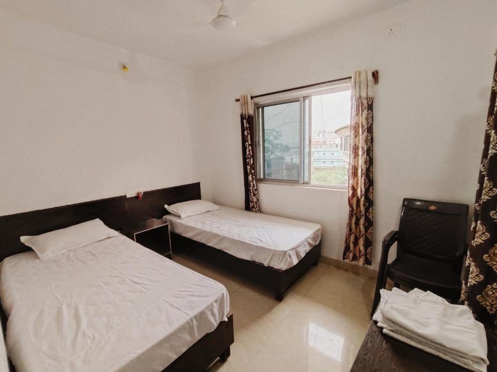 Postel nebo postele na pokoji v ubytování Dwarka Home Stay