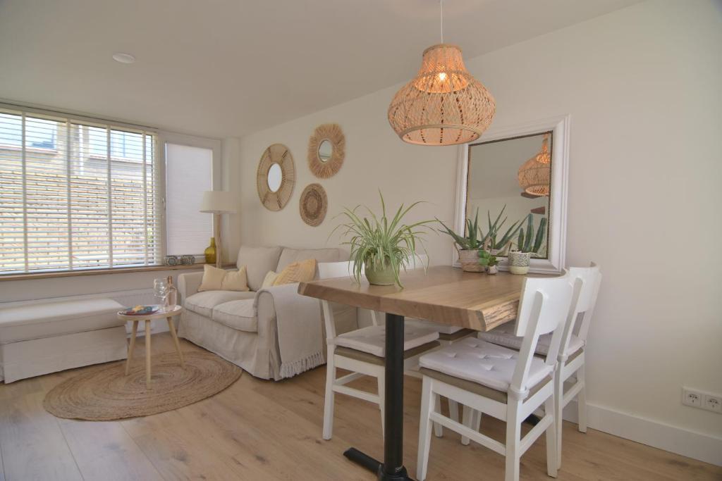 a living room with a table and a couch at Casa Feliz in Egmond aan Zee