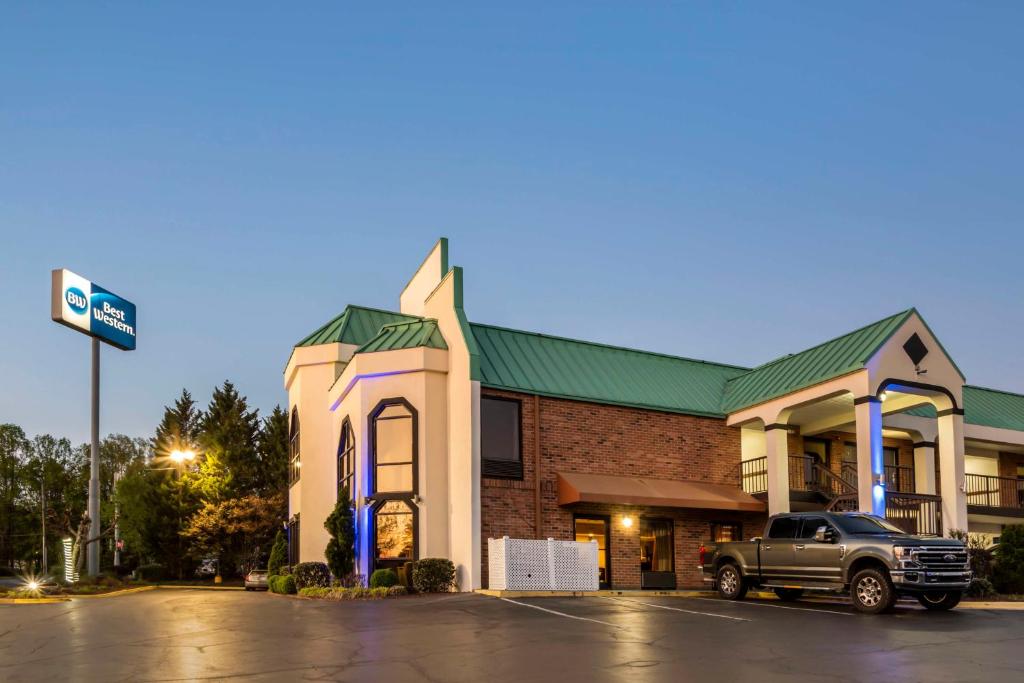 een vrachtwagen geparkeerd voor een gebouw bij Best Western Statesville Inn in Statesville