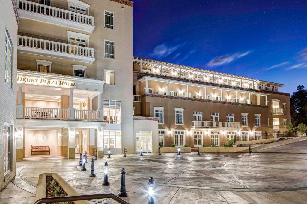 un montage de l'avant d'un bâtiment dans l'établissement Drury Plaza Hotel in Santa Fe, à Santa Fe