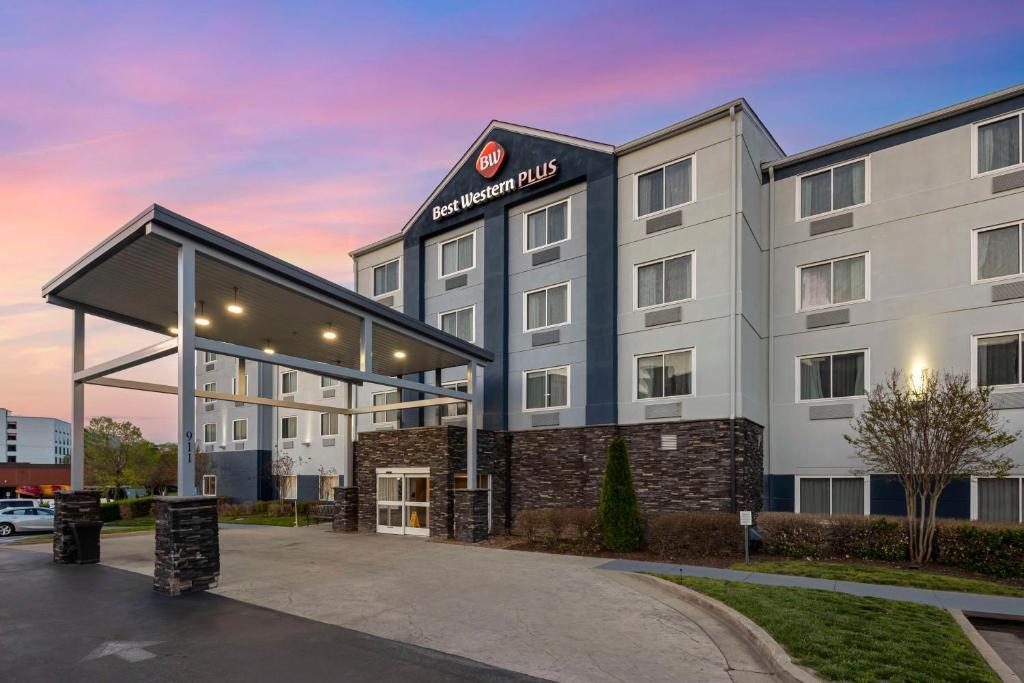 Best Western Plus Nashville Airport Hotel - BNA في ناشفيل: تقديم فندق فيه محطة بنزين