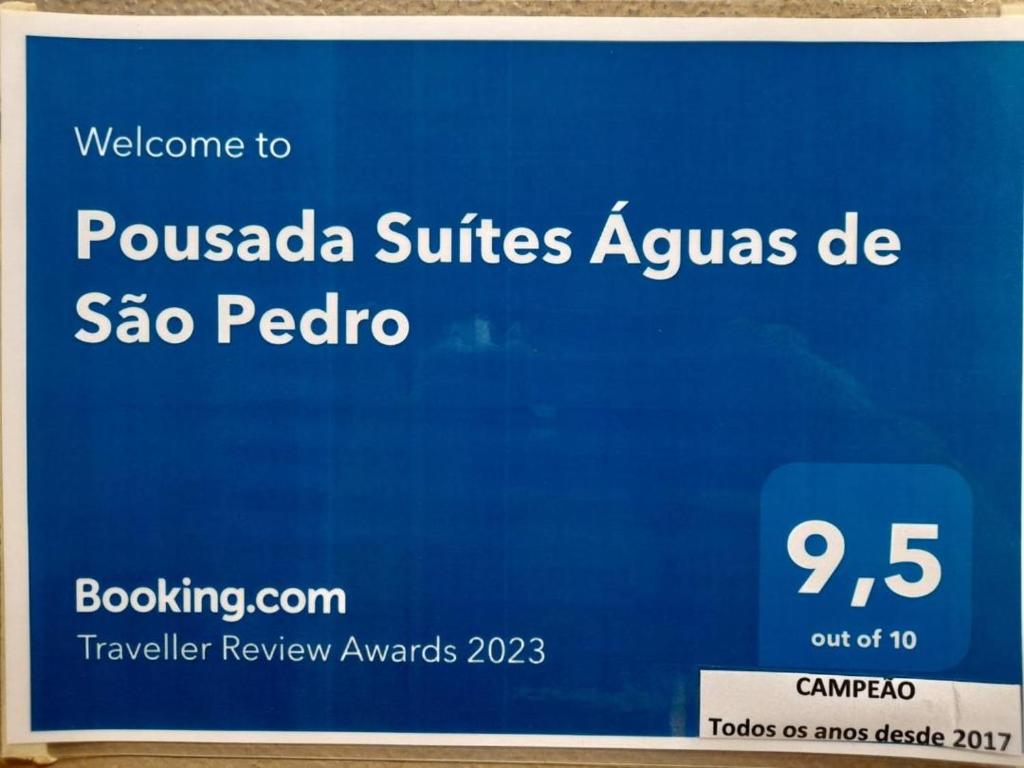 una señal azul que dice pussada suites aquarius saereo en Pousada Suítes Águas de São Pedro en Águas de São Pedro