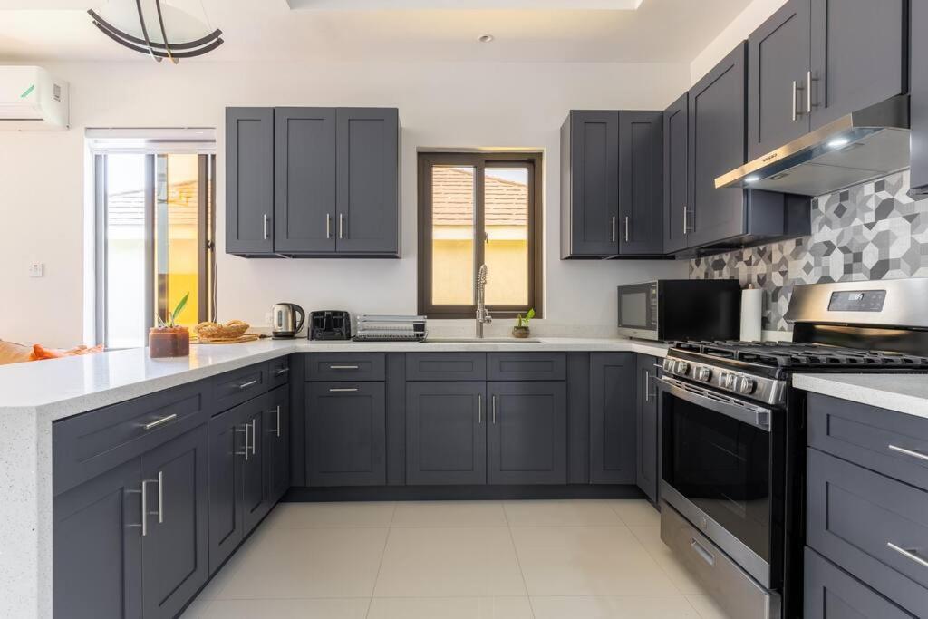 Kuchyň nebo kuchyňský kout v ubytování Sun Shine Luxury Villas 2 bedroom Pool & Gym Ocho Rios St Ann