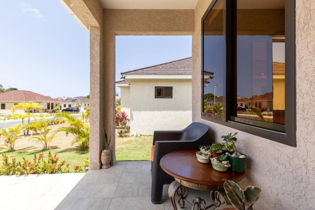 Balkón nebo terasa v ubytování Sun Shine Luxury Villas 2 bedroom Pool & Gym Ocho Rios St Ann