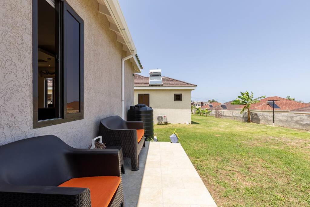 Posezení v ubytování Sun Shine Luxury Villas 2 bedroom Pool & Gym Ocho Rios St Ann