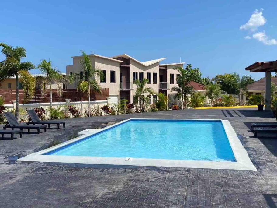 Bazén v ubytování Sun Shine Luxury Villas 2 bedroom Pool & Gym Ocho Rios St Ann nebo v jeho okolí