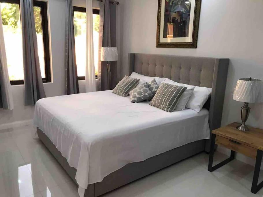 Postel nebo postele na pokoji v ubytování Sun Shine Luxury Villas 2 bedroom Pool & Gym Ocho Rios St Ann