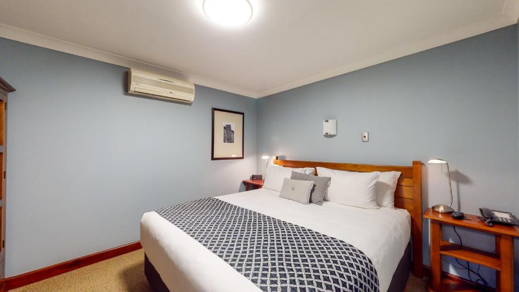 Postel nebo postele na pokoji v ubytování Quantum Lodge Motor Inn