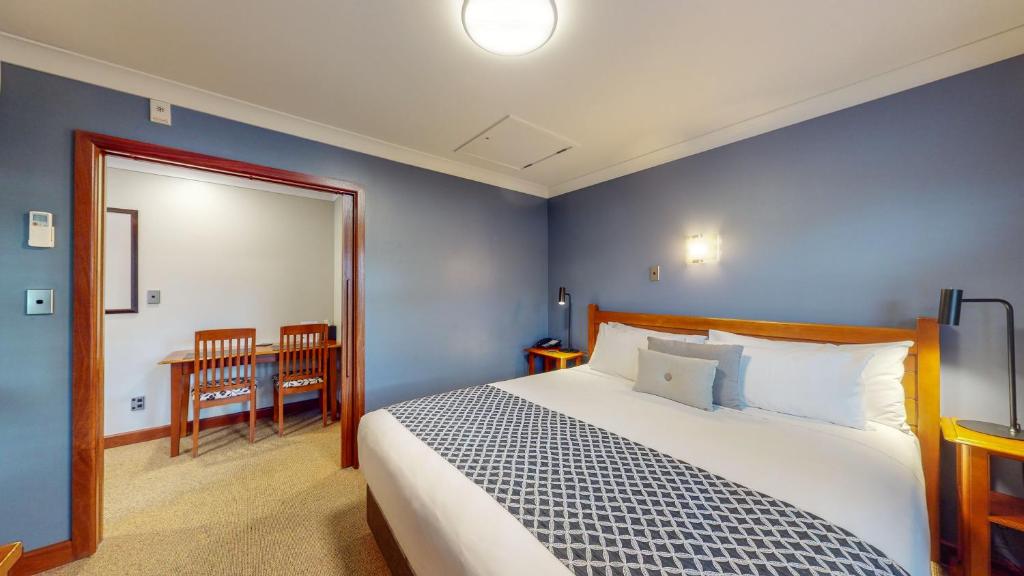 Postel nebo postele na pokoji v ubytování Quantum Lodge Motor Inn
