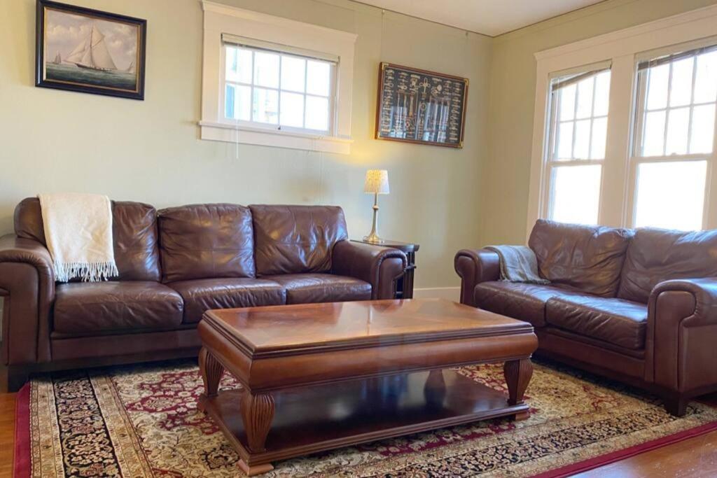 uma sala de estar com sofás de couro e uma mesa de centro em Historic Downtown Riverview Flat, No. 1 em Astoria