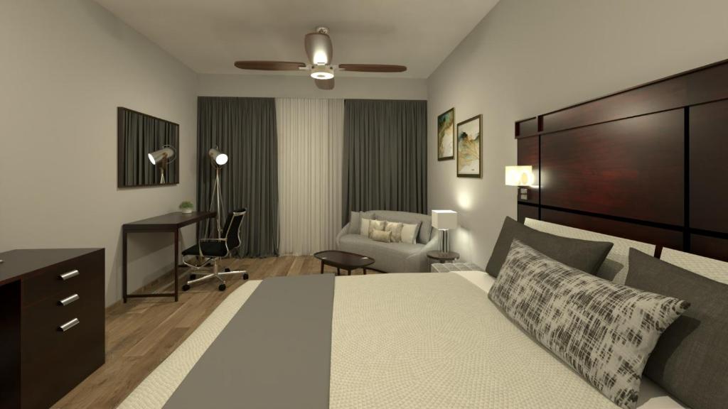 - une chambre avec un grand lit et un bureau dans l'établissement Country Place Hotel, à Los Mochis